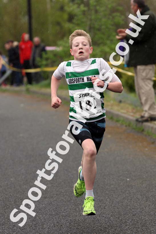 Boys and girls under-13s, Elswick Good Friday Road Races. Photo: David T. Hewitson/Sports for All Pics